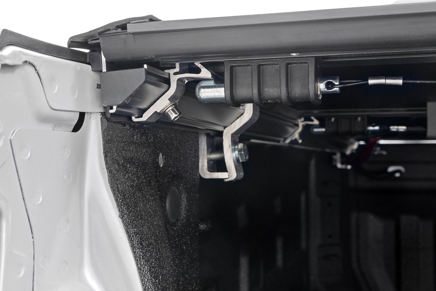 Hard Low Profile Bed Cover | 5'10" Bed | Chevy/GMC Sierra 1500 (19-26)/Silverado 1500 (19-26)