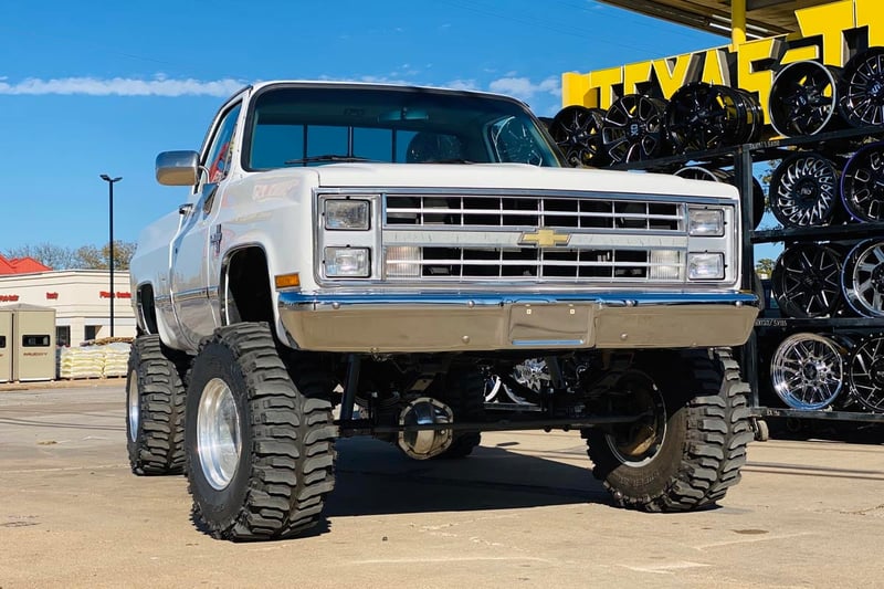 Rough Country 6 Inch Lift Kit Chevy/GMC Half-Ton Suburban 4WD (77-91) -  21430