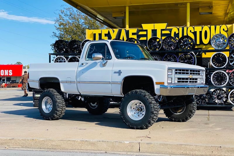 Rough Country 6 Inch Lift Kit Chevy/GMC Half-Ton Suburban 4WD (77-91) -  21430
