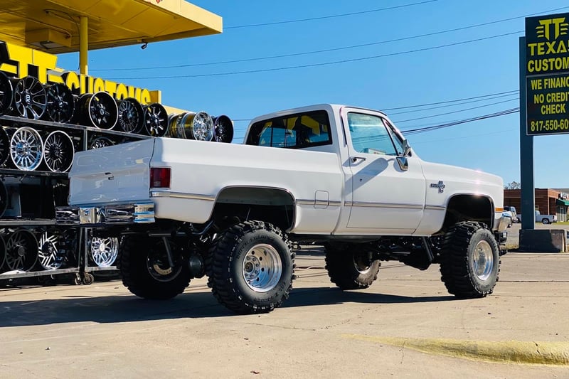 Rough Country 6 Inch Lift Kit Chevy/GMC Half-Ton Suburban 4WD (77-91) -  21430